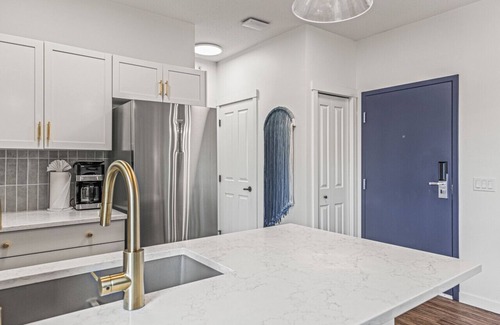 Canmore Apartment | Top Floor Mountain View with Pool & Hot tubs