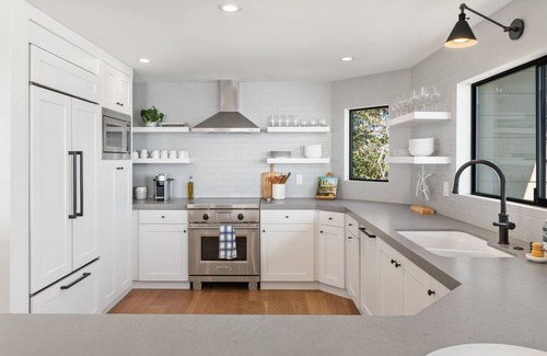 Solana Beach Apartment | Top Floor Oceanfront Retreat, a Short 3-5 Minute Walk to the Beach