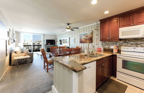 Townsite Condo | Top Floor Panoramic Whitewater Ocean Views in Oceanside! 1,081 Sq Ft