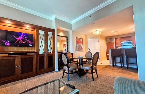 Las Vegas Condo | TOP FLOOR PENTHOUSE! BALCONY! SPHERE, POOL-NO RESORT FEES! Owner/manager