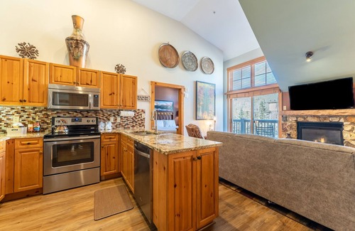 River Run Condo | Top Floor River Run Condo w/Private Balcony Overlooking Shared Amenities!