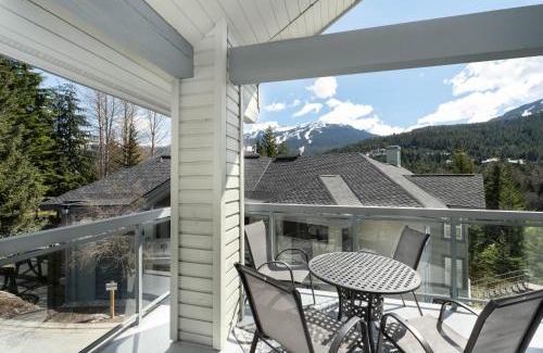 Blueberry Hill House | Top Floor Suite with Mountain Views by Harmony Whistler