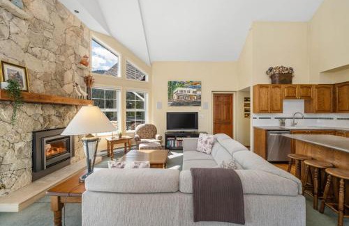 Blueberry Hill House | Top Floor Suite with Mountain Views by Harmony Whistler