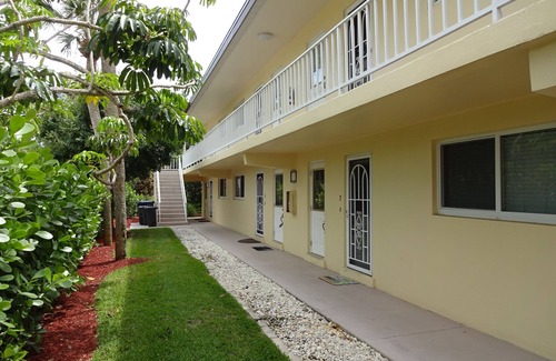 Moorings Condo | TOP FLOOR SUNNY CORNER UNIT MOORINGS AREA NAPLES w/BEACH PASS & POOL