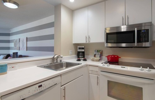 North Beach Apartment | Top Floor Telegraph Hill 1BR, Gym, near Coit Tower & Pier 39 by Blueground
