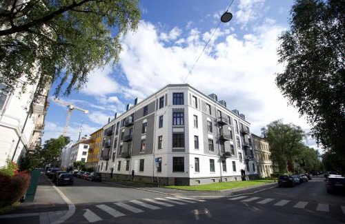 Majorstua Apartment | Top floor - view & balcony in Oslo city center