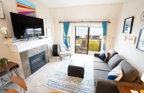 Lower Queen Anne Apartment | Top Floor Water View Oasis near Space Needle & Cruise