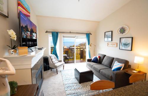 Lower Queen Anne Apartment | Top Floor Water View Oasis near Space Needle & Cruise