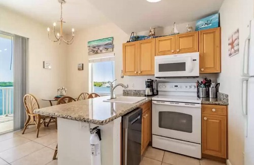St. Petersburg - Clearwater Condo | Top-Floor Waterfront Condo with Bay view + Pool and Hot Tub