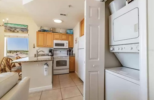 St. Petersburg - Clearwater Condo | Top-Floor Waterfront Condo with Bay view + Pool and Hot Tub