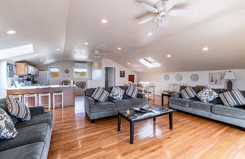 North Truro House | Top Mast Resort- Shore House! Beach, Pool, Housekeeping and more!