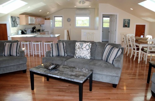 North Truro House | Top Mast Resort- Shore House! Beach, Pool, Housekeeping and more!