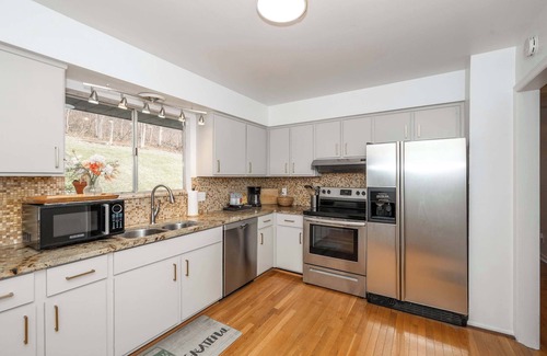 Roselawn Finance House | Top Notch City Escape – A Fusion of Rest and Fun!