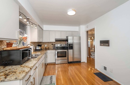 Roselawn Finance House | Top Notch City Escape – A Fusion of Rest and Fun!