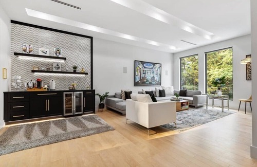 Virginia Square House | Top of The Hill/Luxury Clarendon 4-BR Homestay