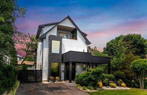 Virginia Square House | Top of The Hill Luxury Clarendon 4-BR Homestay