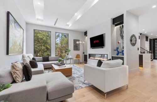 Virginia Square House | Top of The Hill Luxury Clarendon 4-BR Homestay