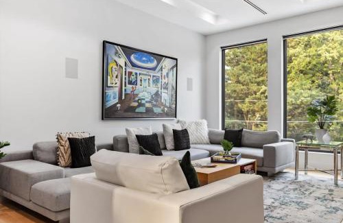 Virginia Square House | Top of The Hill Luxury Clarendon 4-BR Homestay