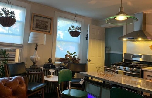 West Bayside Apartment | Top of the Old Port/East Bayside1 BR Free Parking