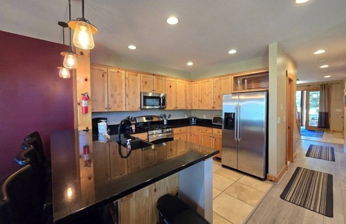 McHenry Condo | Top of The Slopes- 4 bedroom, Ski in/Ski out, Hot Tub, Fireplace (wood included)