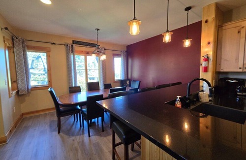 McHenry Condo | Top of The Slopes- 4 bedroom, Ski in/Ski out, Hot Tub, Fireplace (wood included)