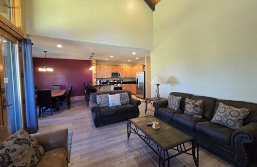 McHenry Condo | Top of The Slopes- 4 bedroom, Ski in/Ski out, Hot Tub, Fireplace (wood included)