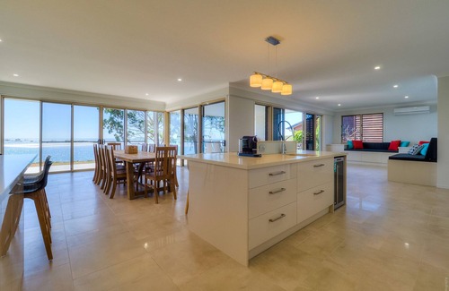 Toogoom House | Top of the Tide - Waterfront -6 beds-4 baths-Sleeps 15-WiFi-4 Smart TVs-Linen