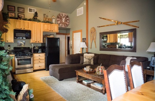 Bass Lake Cabin | TOP RATED BASS LAKE - YOSEMITE GETAWAY ONE BLOCK FROM LAKE.