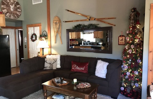 Bass Lake Cabin | TOP RATED BASS LAKE - YOSEMITE GETAWAY ONE BLOCK FROM LAKE.