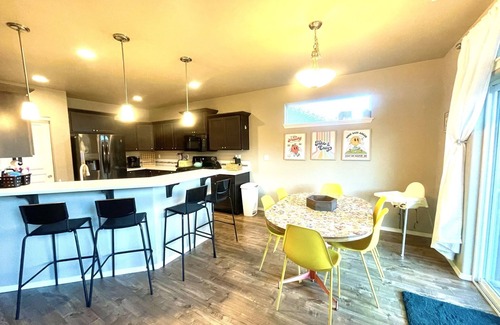 Medford House | Top Rated! Bring the kids, BIG backyard! Sleeps 12. Fast WIFI.