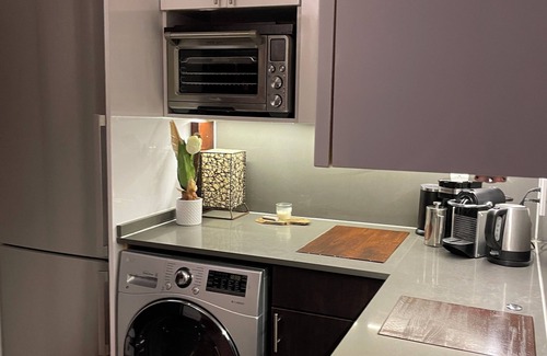 Southwest Coconut Grove House | Top-Rated Coconut Grove Tiny House – Lush Garden, Free Gated Parking, A/C, Wi-Fi
