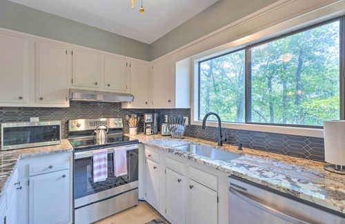 Massanutten House | ‘Top Shelf’ Home w/Deck: 1 Mi to Ski Slopes!