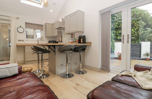 Newbridge House | TORINO LODGE, pet friendly, with a garden in Newbridge, Caerffili