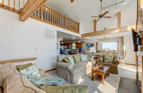 Duck House | Tornquist 855 ft from the beach Private Pool, Hot Tub Duck