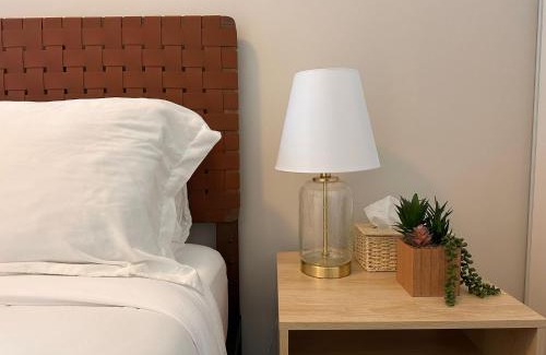 Wellington Place Apartment | Toronto Entertainment District - King Bed Condo - Close to Core - Dome - Scotiabank - CNE - Fort York - Near King St W