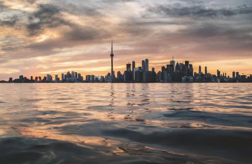 Wellington Place Apartment | Toronto Entertainment District - King Bed Condo - Close to Core - Dome - Scotiabank - CNE - Fort York - Near King St W