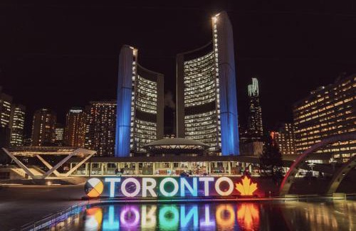 Wellington Place Apartment | Toronto Entertainment District - King Bed Condo - Close to Core - Dome - Scotiabank - CNE - Fort York - Near King St W