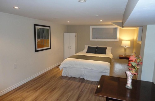 Long Branch House | Toronto South Etobicoke Guest House Near Lake Humber & the 427