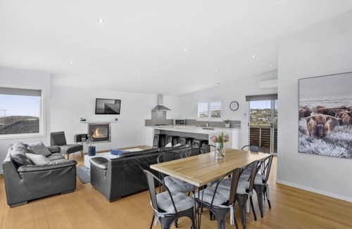 Torquay House | Torquay Central - walking distance to beach, shops & restaurants. Sleeps 10