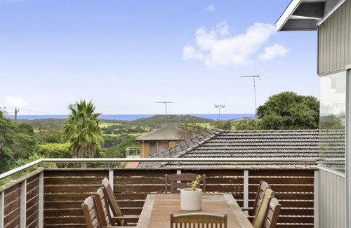 Torquay House | Torquay Central - walking distance to beach, shops & restaurants. Sleeps 10