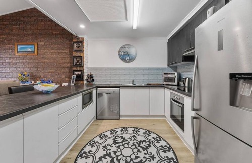 Torquay Apartment | 'Torquay Terrace' Coastal Charm and Laidback Living