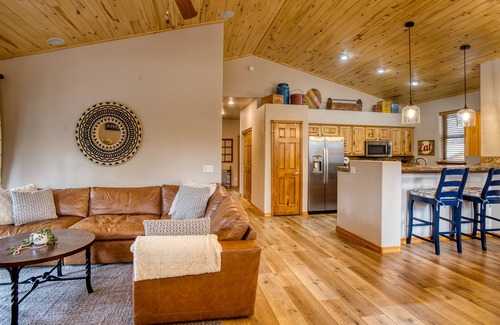 Torreon Cabin | Torreon Cardinal Landing Cabin With Party Garage