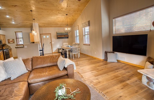 Torreon Cabin | Torreon Cardinal Landing Cabin With Party Garage