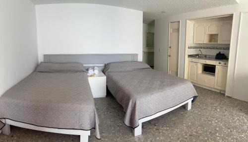 Club Deportivo Apartment | Torres gemelas - Suite equipada con vista a la bahía
