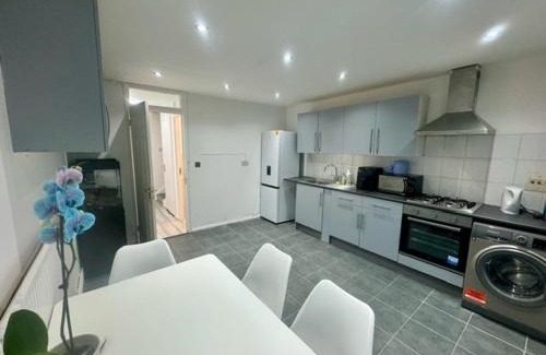 Tottenham Hale House | TOTTENHAM VELVET Suites