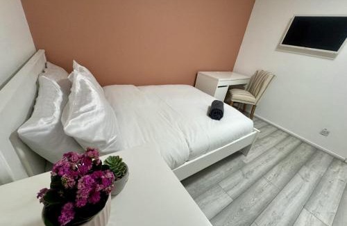 Tottenham Hale House | TOTTENHAM VELVET Suites