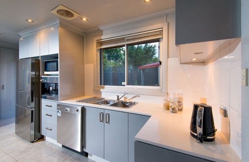 Deakin House | Touch of Luxury all to yourself - Close to City, Cafe, Parliament house