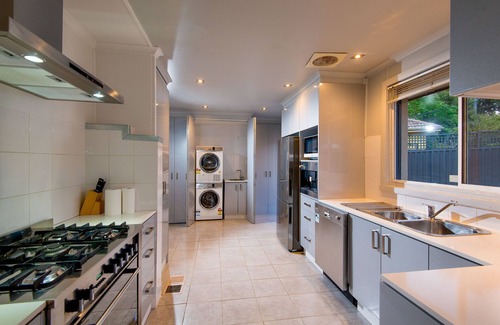 Deakin House | Touch of Luxury all to yourself - Close to City, Cafe, Parliament house