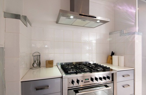 Deakin House | Touch of Luxury all to yourself - Close to City, Cafe, Parliament house