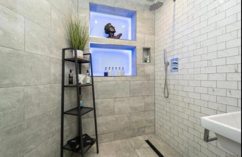 Riverside Apartment | Tower Bridge Shad Thames Butlers Wharf Secure Electric Gated Van Parking Garden Balcony Luxury Chiq Boutique